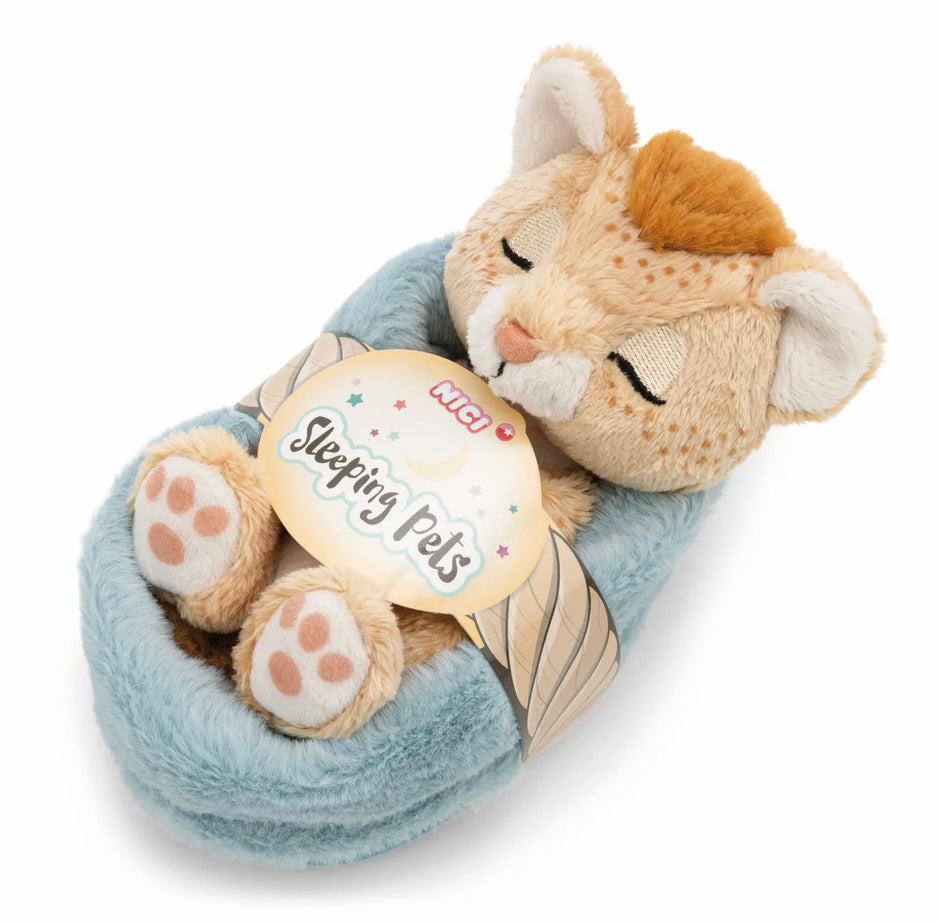 NICI Sleeping Pets Löwe im hellblauen Plüschkörbchen mit originaler Sleeping Pets Banderole und niedlichen gestickten Schlafaugen.