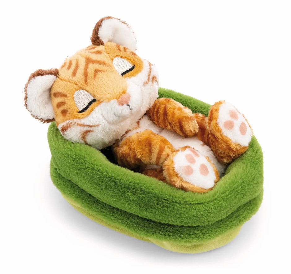 NICI Sleeping Pets Tigerbaby schläft in einem kuschelweichen grünen Körbchen mit geschlossenen Augen, orangefarbenem Streifenfell und weißen Pfoten.
