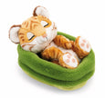 NICI Sleeping Pets Tigerbaby schläft in einem kuschelweichen grünen Körbchen mit geschlossenen Augen, orangefarbenem Streifenfell und weißen Pfoten.