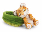 NICI Sleeping Pets Tigerbaby sitzt neben seinem grünen Plüschkörbchen und zeigt das herausnehmbare Kuscheltier mit seinen niedlichen Tatzen.