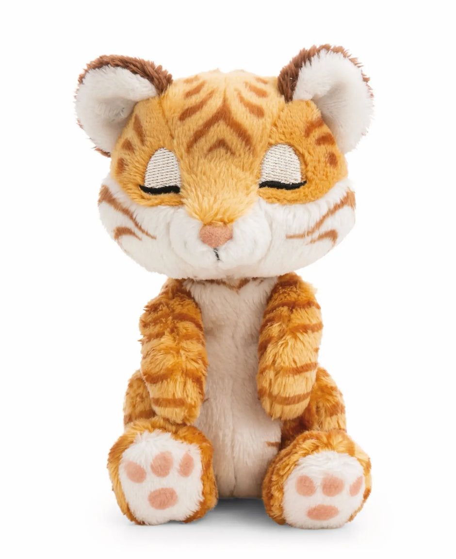 Sitzendes NICI Sleeping Pets Tigerbaby aus weichem orangefarbenem Plüsch mit gestickten Schlafaugen, weißen Wangen und rosa Tatzen.