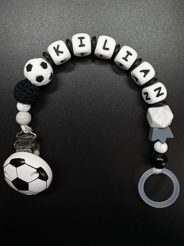 Personalisierte Fußball Schnullerkette mit dem Namen Kilian in Schwarz, Weiß und Grau