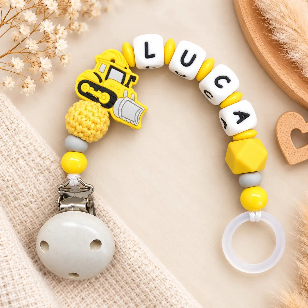 Personalisierte Schnullerkette mit Namen Luca und Bagger-Motiv in Gelb