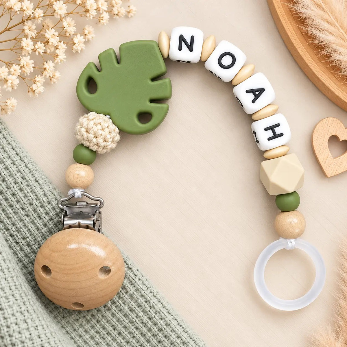Personalisierte Schnullerkette mit Namen Noah und Blatt-Motiv in Grün und Natur
