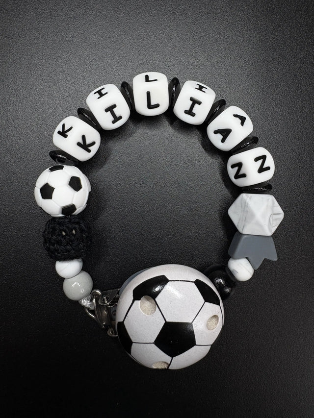 Personalisierte Schnullerkette Fußball mit Namen Kilian in Schwarz Weiß mit Fußballclip und Silikonring