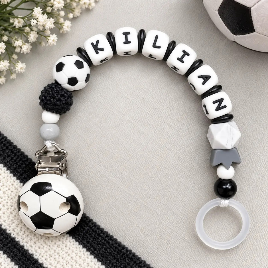 Personalisierte Schnullerkette mit Namen Kilian und Fußball-Motiv in Schwarz-Weiß