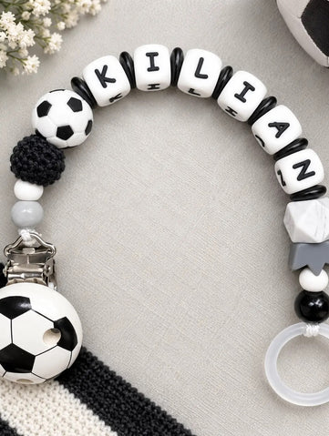 Personalisierte Schnullerkette mit Namen Kilian und Fußball-Motiv in Schwarz-Weiß
