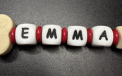 Personalisierte Schnullerkette Herz mit weißen Buchstabenperlen und Wunschname