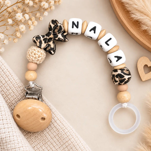 Personalisierte Schnullerkette mit Namen Nala mit Schleife im Leoparden-Design