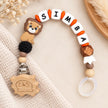 Personalisierte Schnullerkette mit Namen Simba und Löwen-Motiv in Braun und Orange