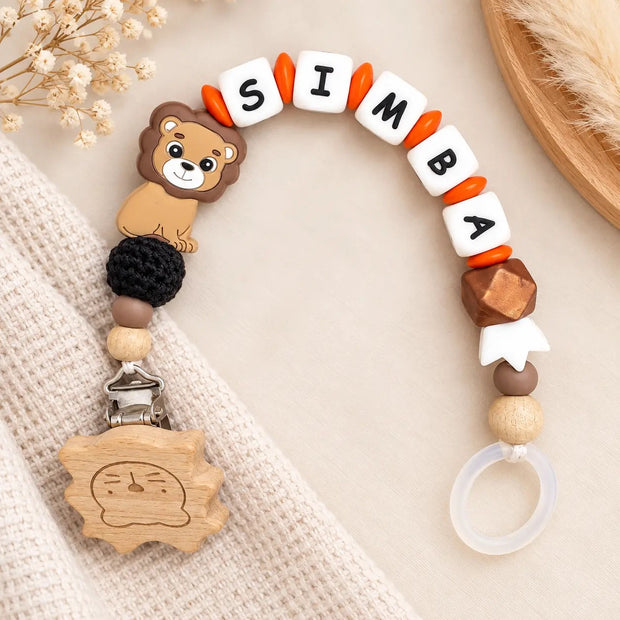 Personalisierte Schnullerkette mit Namen Simba und Löwen-Motiv in Braun und Orange