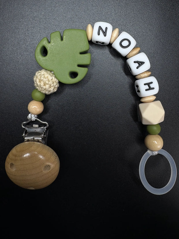 Personalisierte Schnullerkette Noah mit Monstera Blatt in Grün und Naturtönen mit Holzclip und Silikonring