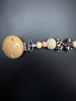 Holzclip mit gehäkelter Perle und Leoparden-Schleife an personalisierter Schnullerkette