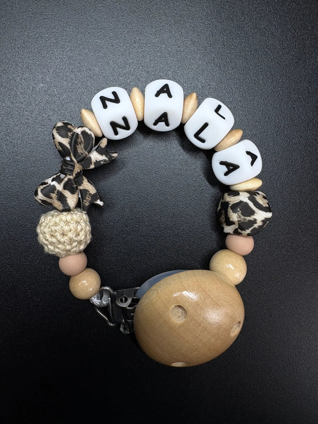 Personalisierte Schnullerkette Nala mit Leopardenmuster, Schleife und Holzclip in Naturfarben