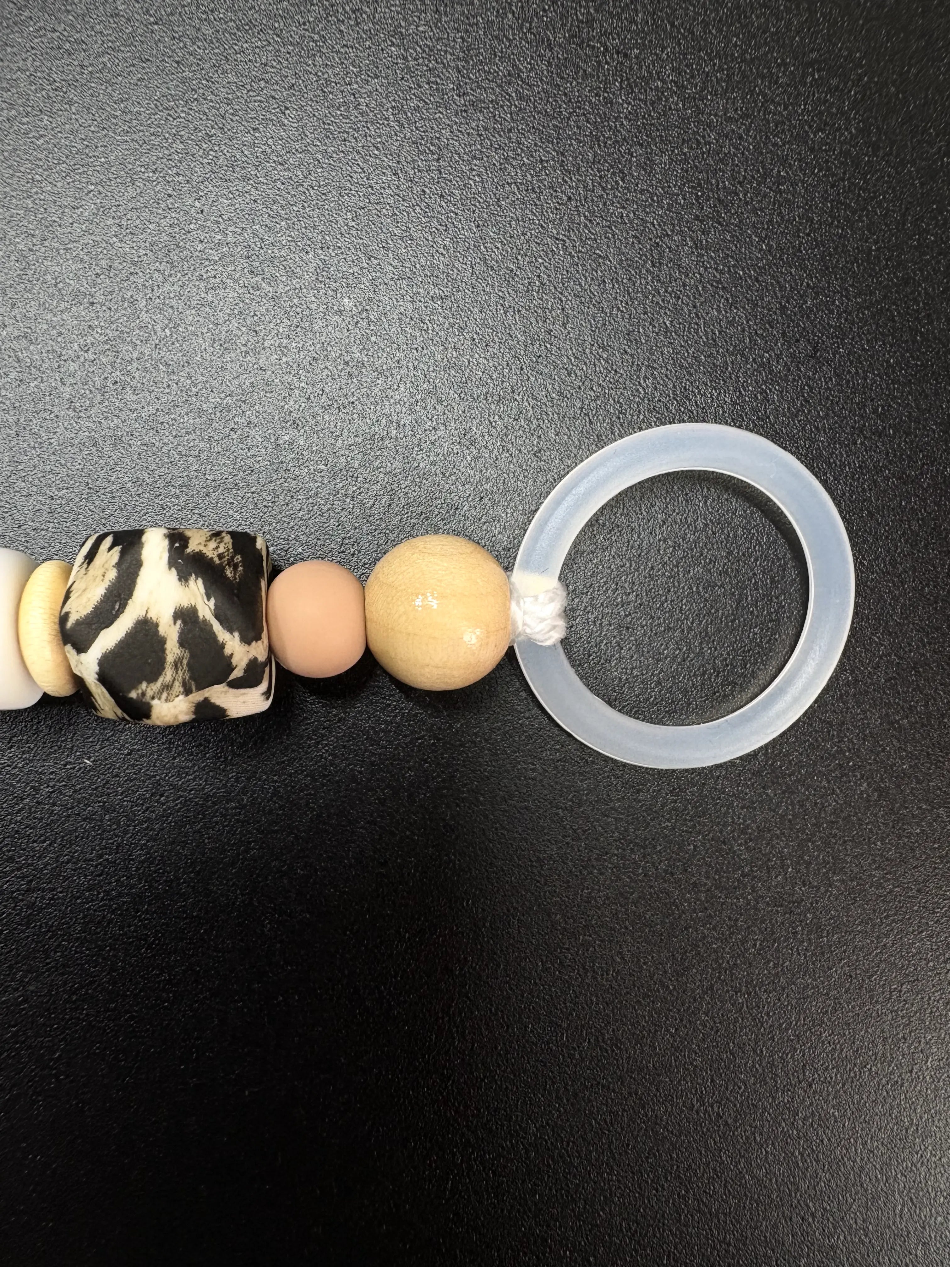 Silikonring und Leopardenperle einer personalisierten Schnullerkette in Naturfarben
