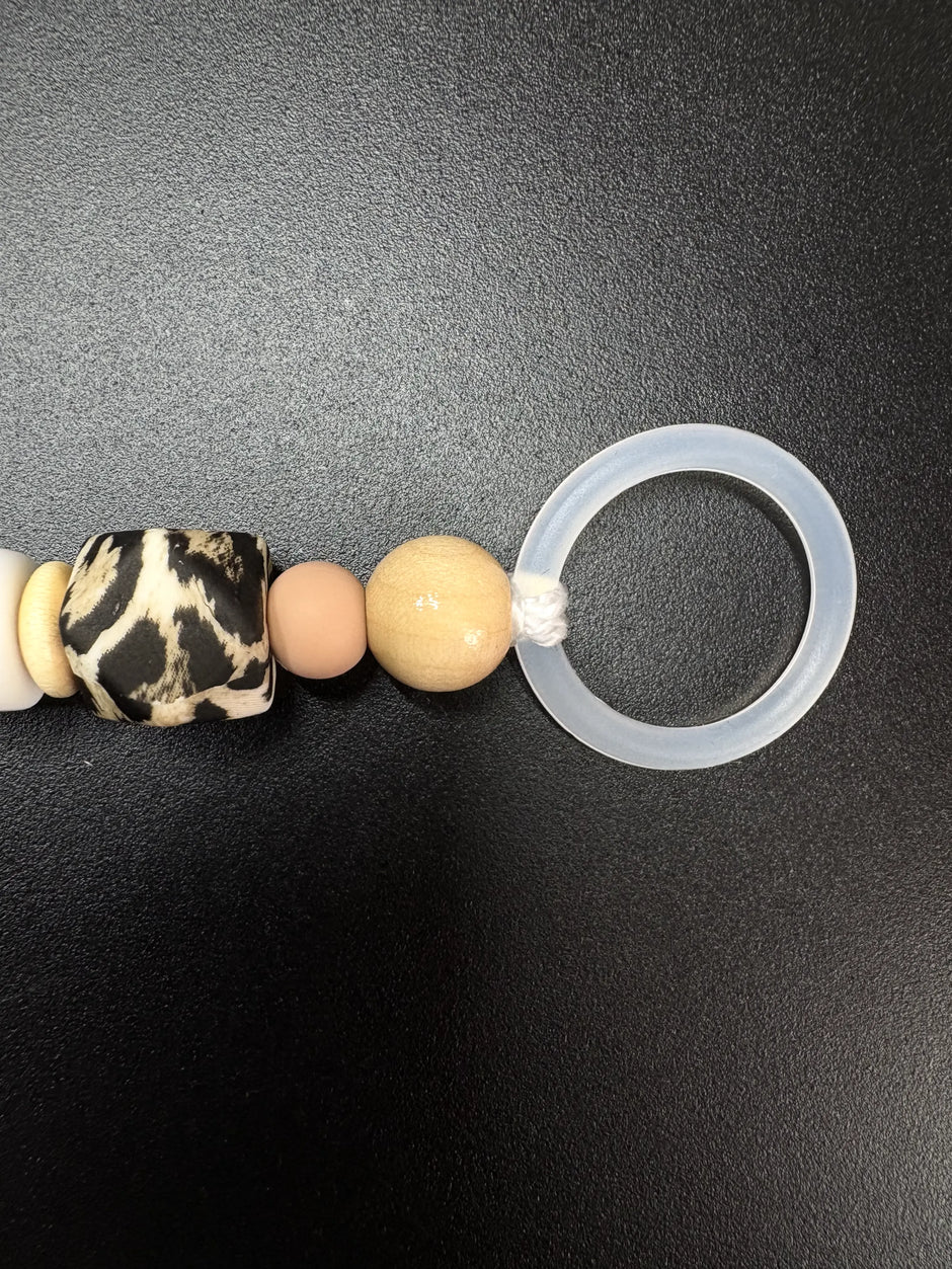 Silikonring und Leopardenperle einer personalisierten Schnullerkette in Naturfarben