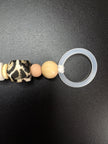 Silikonring und Leopardenperle einer personalisierten Schnullerkette in Naturfarben