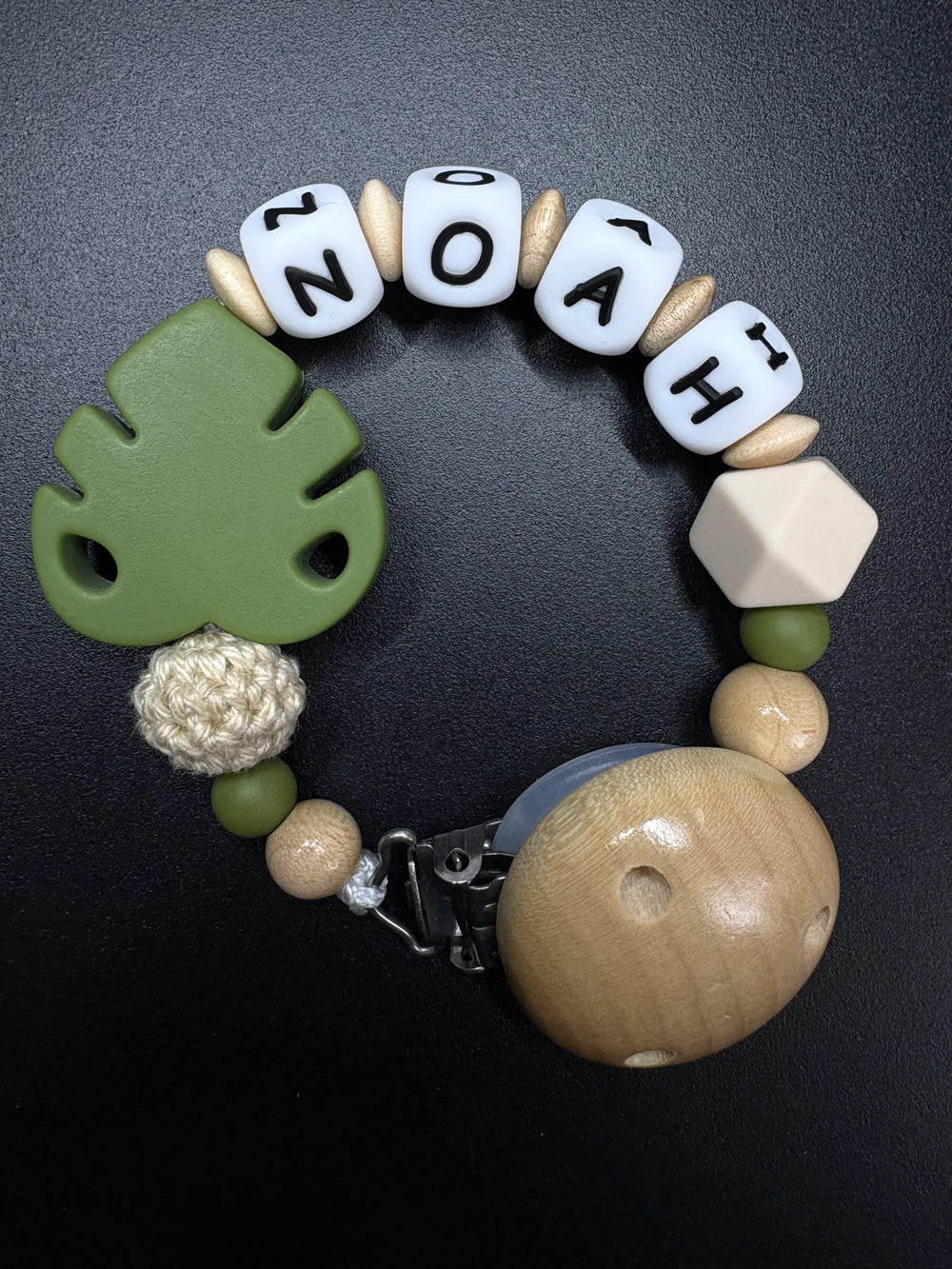 Personalisierte Schnullerkette Noah mit Monstera-Blatt in Olivgrün und Naturfarben