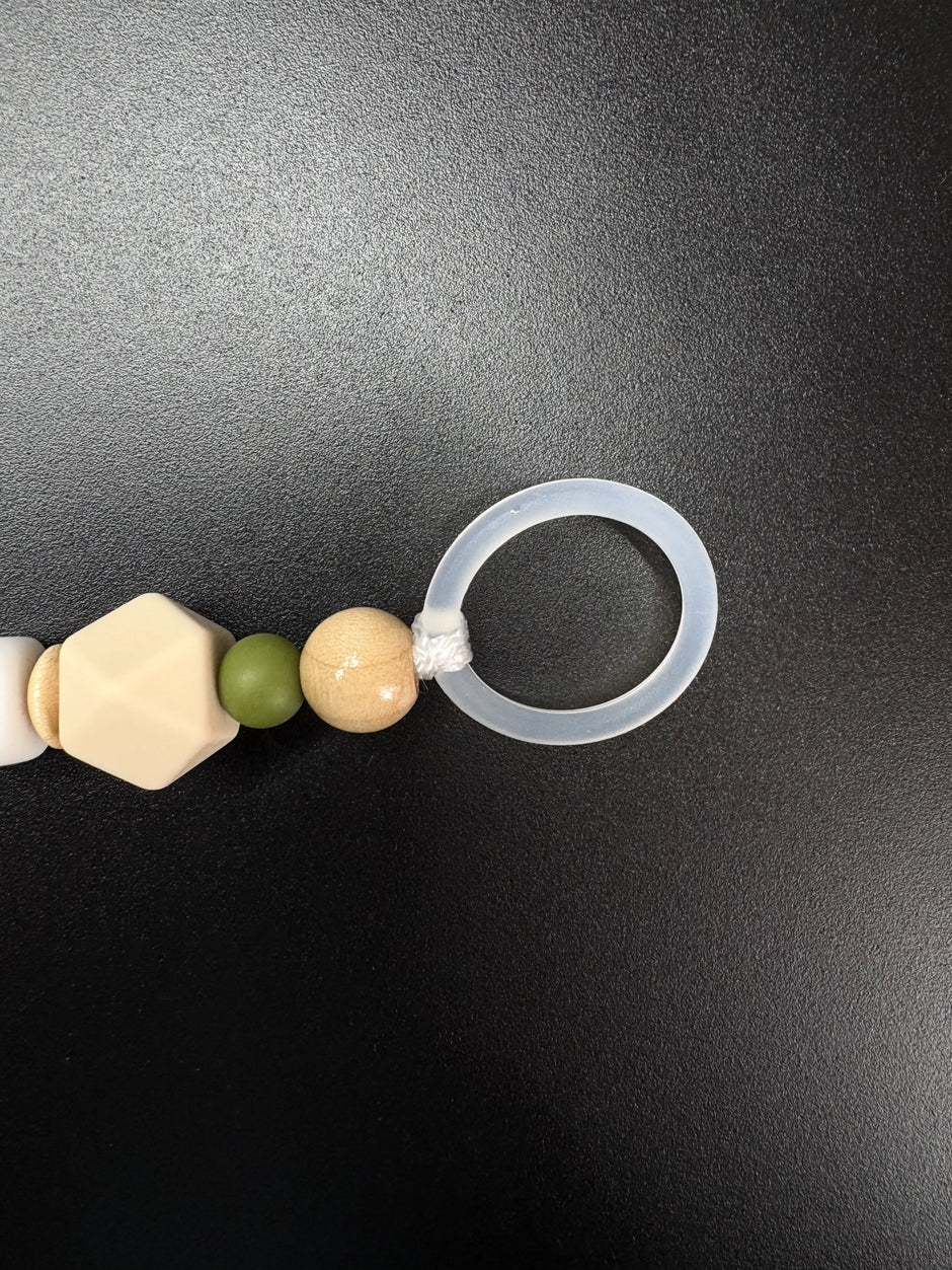 Silikonring und Holzperlen einer personalisierten Schnullerkette in Olivgrün und Beige