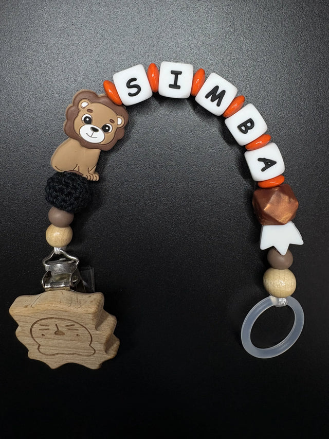 Personalisierte Schnullerkette Simba mit Löwenmotiv, Holzclip und orange-braunen Silikonperlen
