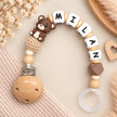 Personalisierte Schnullerkette mit Namen Milan und Teddy-Motiv in Braun und Natur