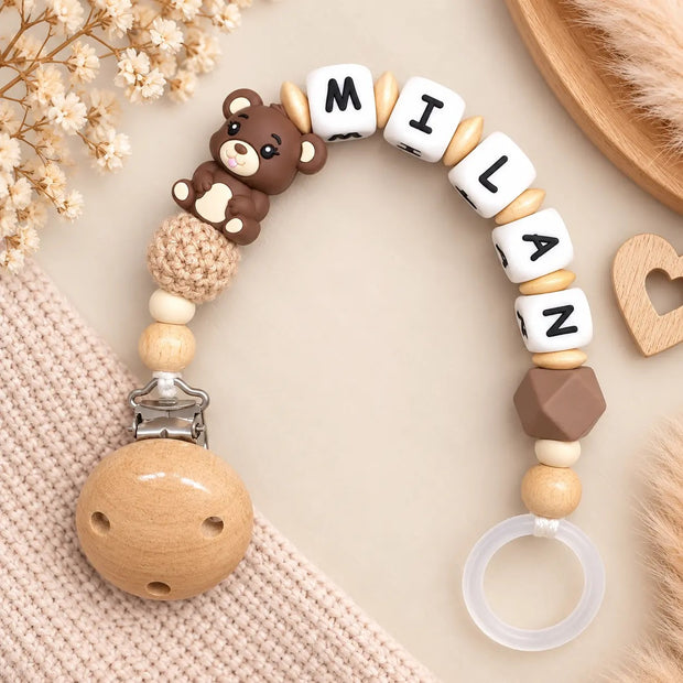 Personalisierte Schnullerkette mit Namen Milan und Teddy-Motiv in Braun und Natur