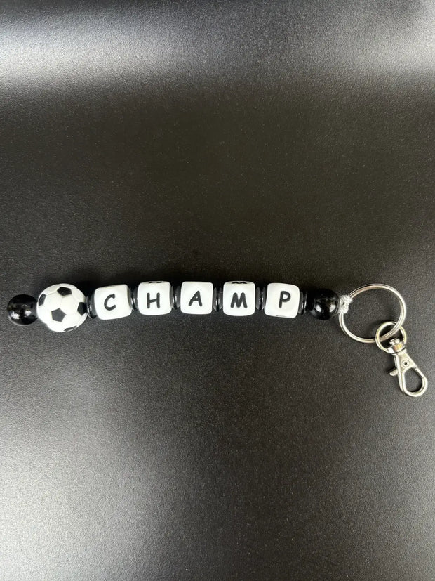 Personalisierter Fußball Schlüsselanhänger mit Namen, Fußballperle und Buchstabenperlen
