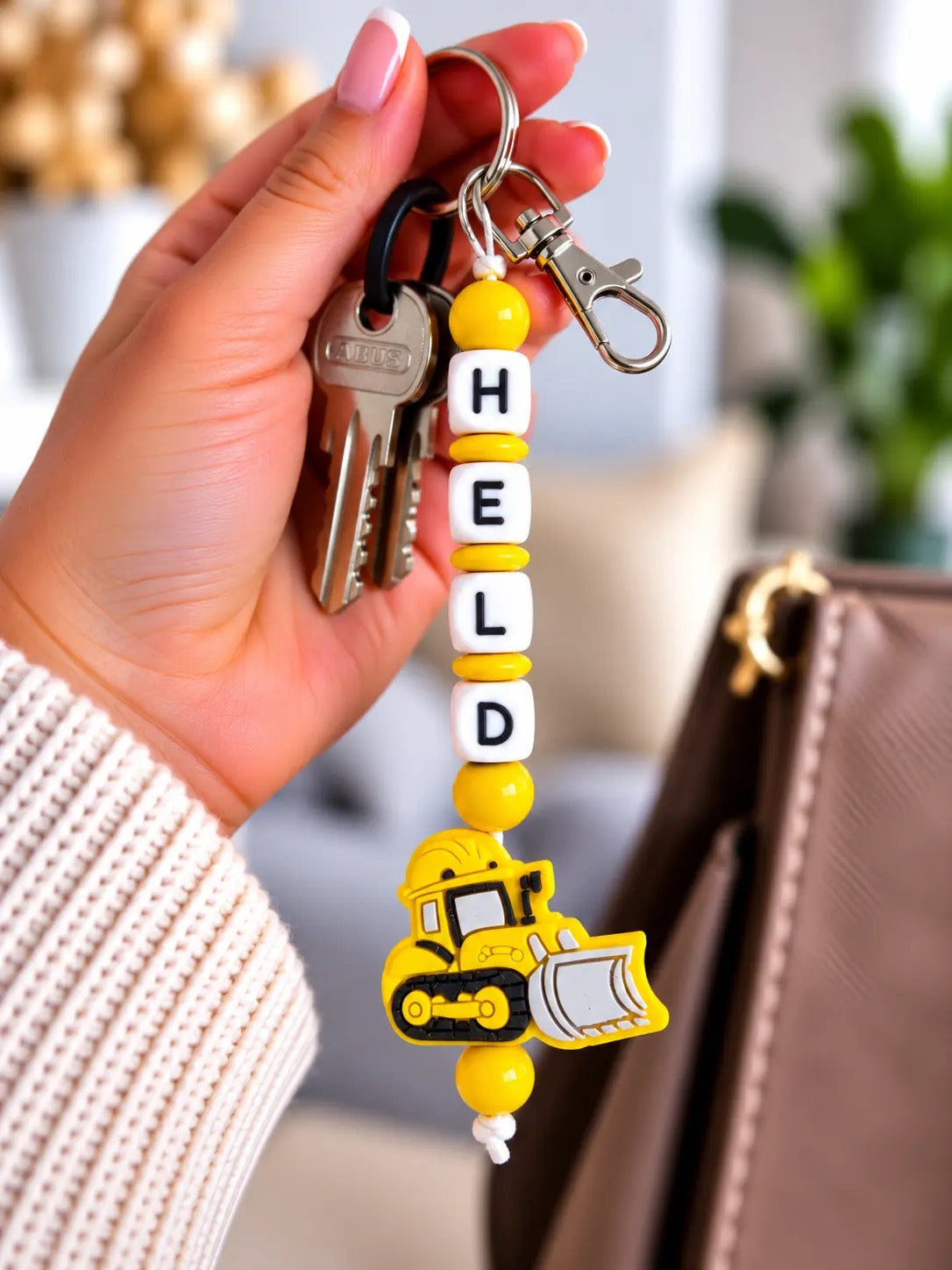 Personalisierter Schlüsselanhänger mit Namen und Bagger in Gelb – handgemacht von BabyLions