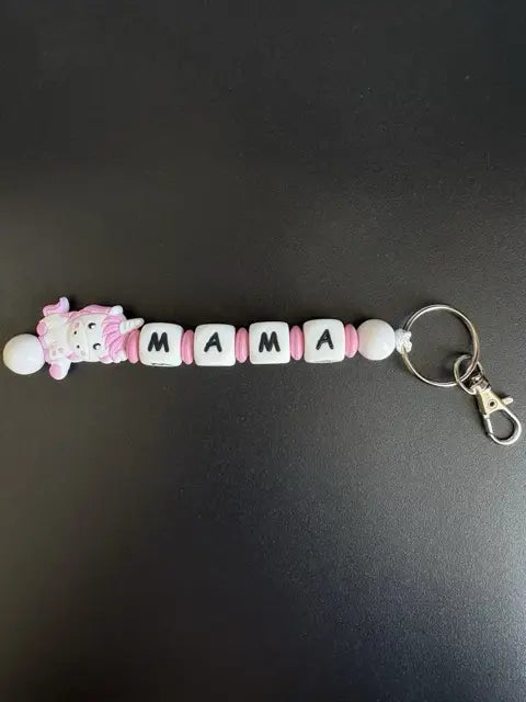 Personalisierter Schlüsselanhänger Einhorn mit Namen – Beispiel Mama in Rosa und Weiß