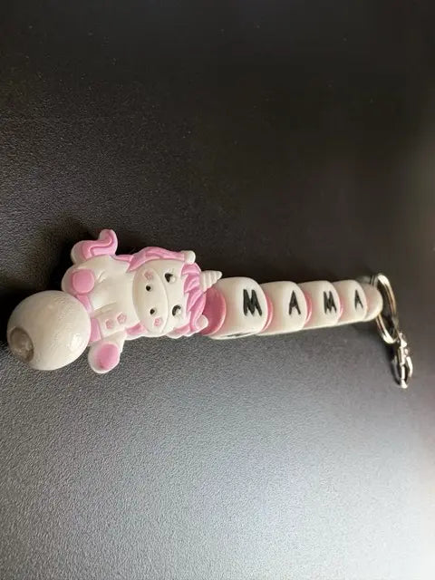 Personalisierter Schlüsselanhänger Einhorn mit Namen – Seitenansicht in Rosa und Weiß
