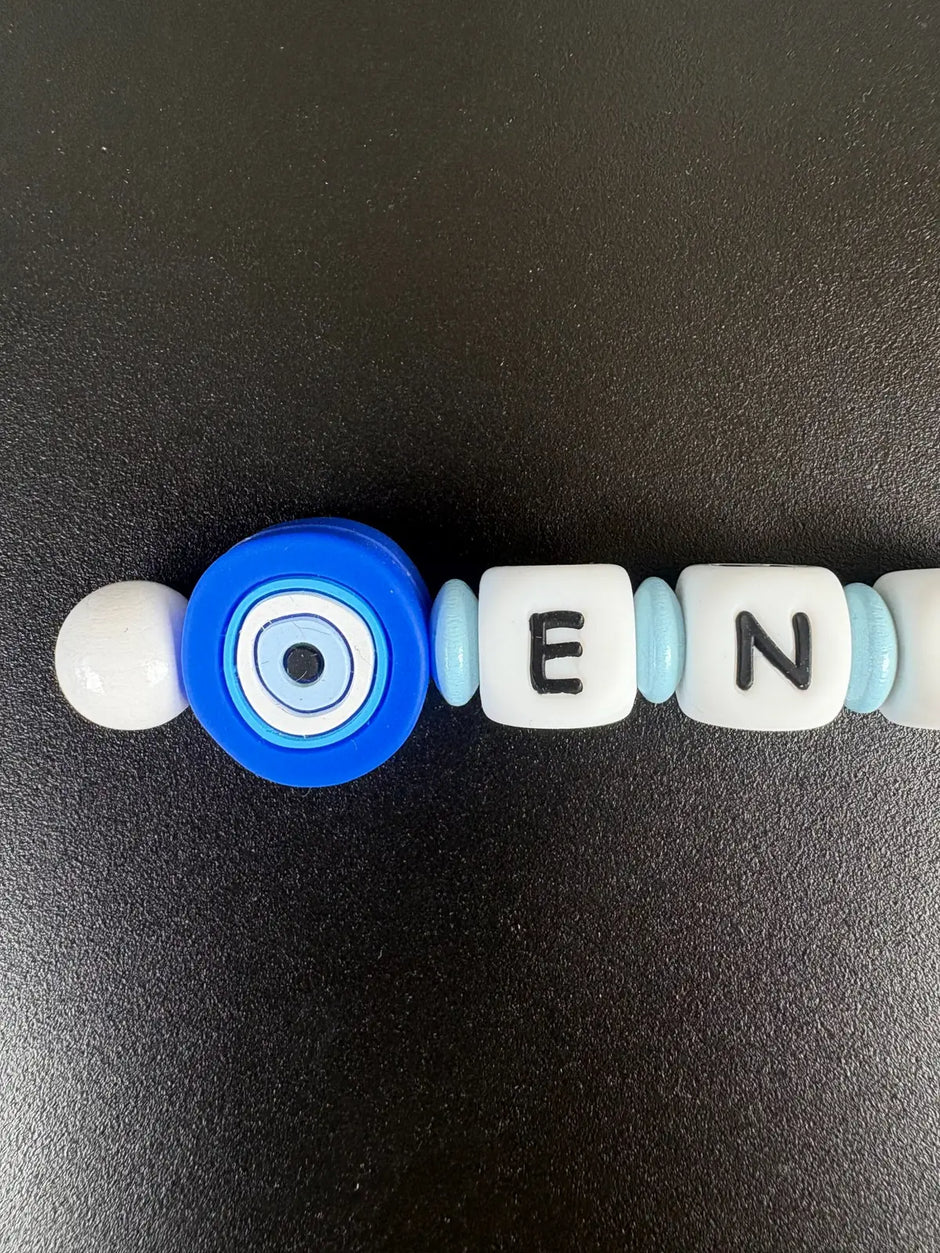 Personalisierter Schlüsselanhänger mit Namen und blauem Nazar Auge – Detailansicht der Buchstabenperlen