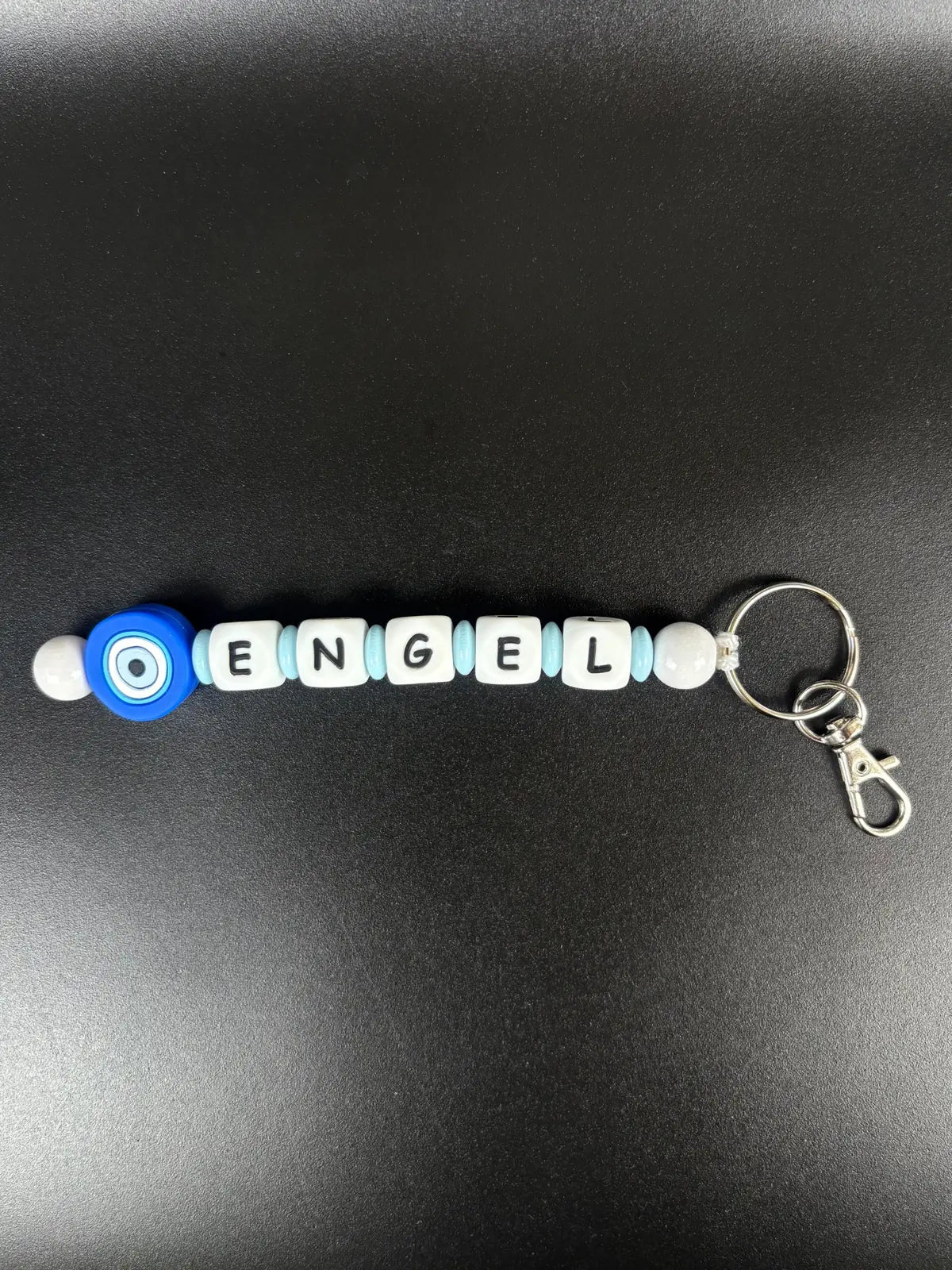 Personalisierter Schlüsselanhänger mit Namen Engel und blauem Nazar Auge – handgefertigtes Geschenk von BabyLions®