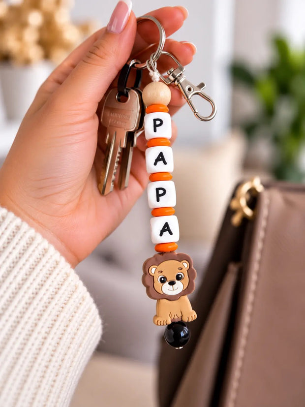 Personalisierter Schlüsselanhänger mit Namen PAPA und Löwen-Motiv von BabyLions