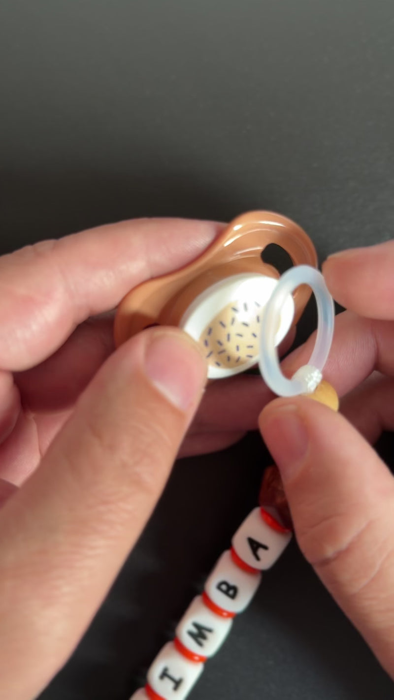 Videoanleitung zur Befestigung einer Schnullerkette mit Silikonring an einem Schnuller