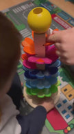 Video zeigt Baby beim Spielen mit buntem Holz Klangspiel zur Förderung von Motorik, Hören und sensorischer Entwicklung