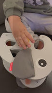 Video zeigt Baby Motorikspielzeug mit Steckformen zum Greifen, Sortieren und Fördern der Feinmotorik
