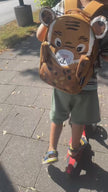 Video von Kind mit Tiger Kindergarten Rucksack beim Laufen im Freien – leichter Kinder Rucksack für Kita und Ausflüge