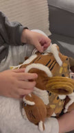Video zeigt Baby Aktivitätswürfel im Tiger Design mit weichen Stoffelementen zur Förderung von Motorik und Spielen