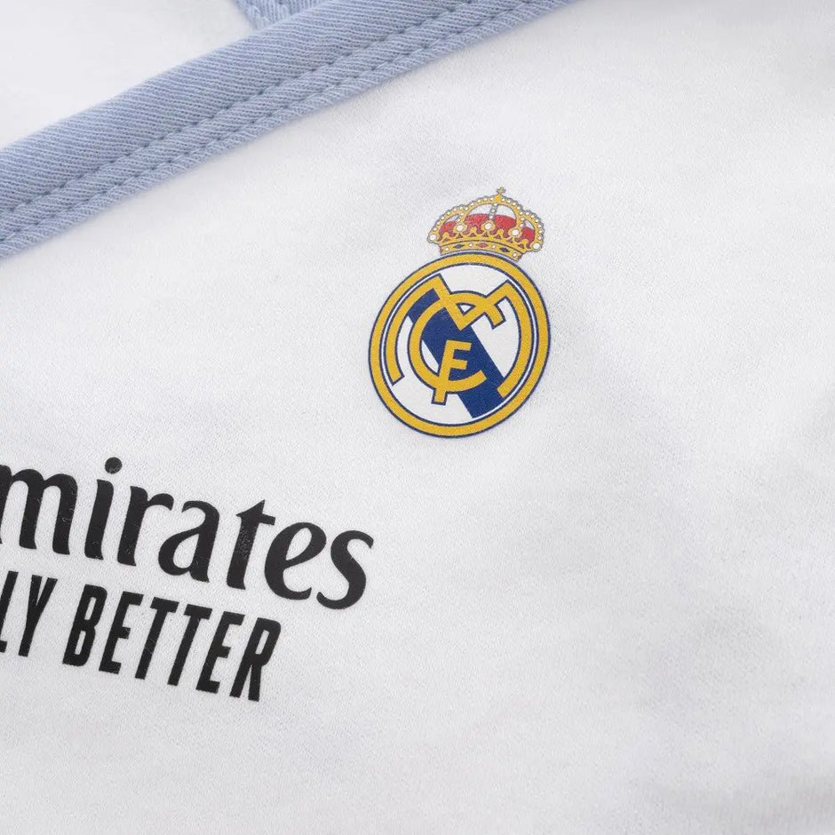 Baby Wickelshirt blau Detail mit Real Madrid Logo und Schriftzug