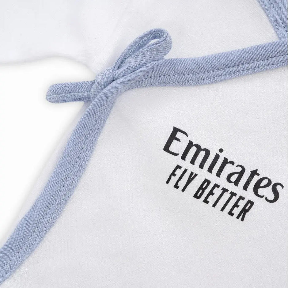 Baby Wickelshirt Detail Bindeband blau Real Madrid Aufdruck Emirates Fly Better