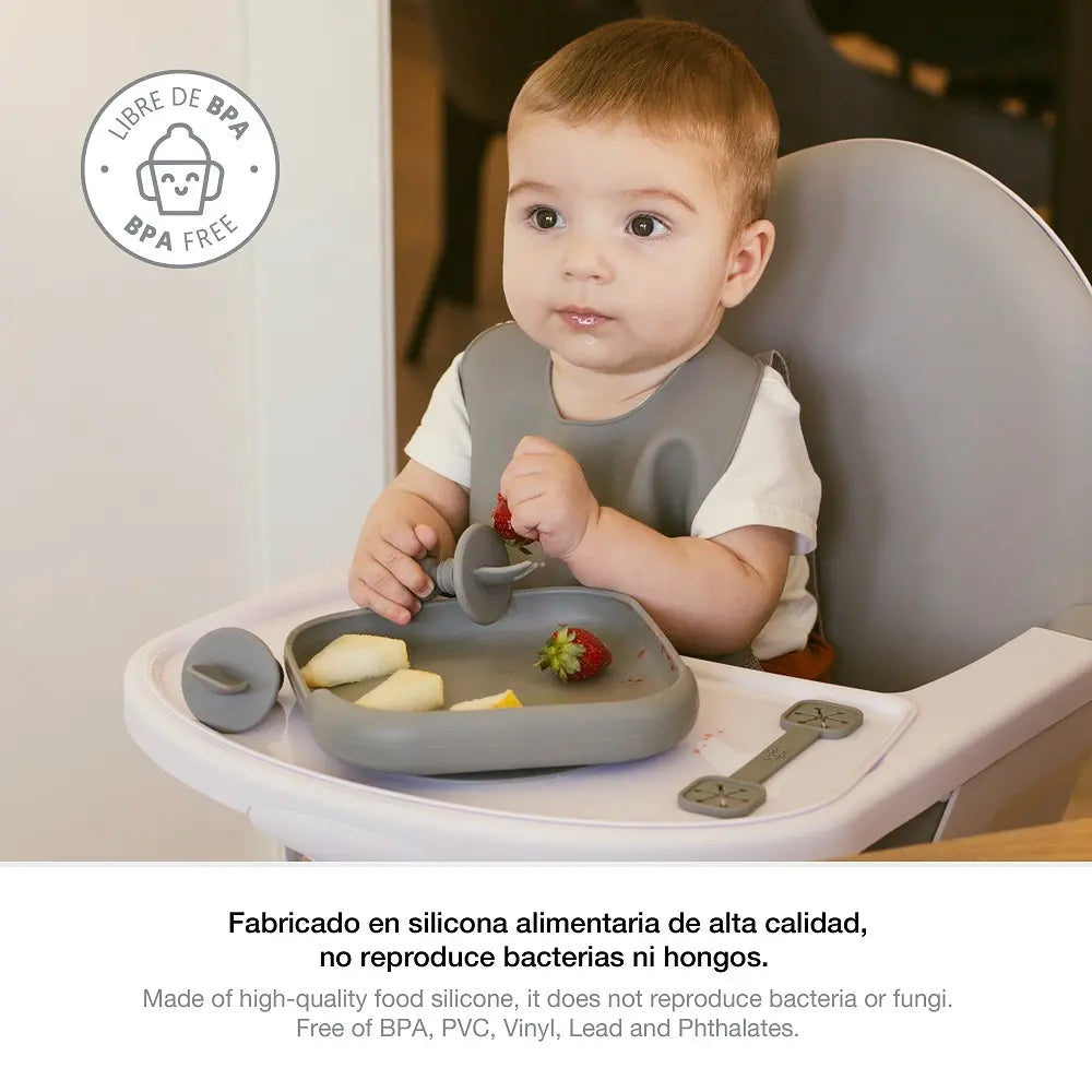 Baby im Hochstuhl isst mit Real Madrid Esslernbesteck blau aus Silikon BPA frei