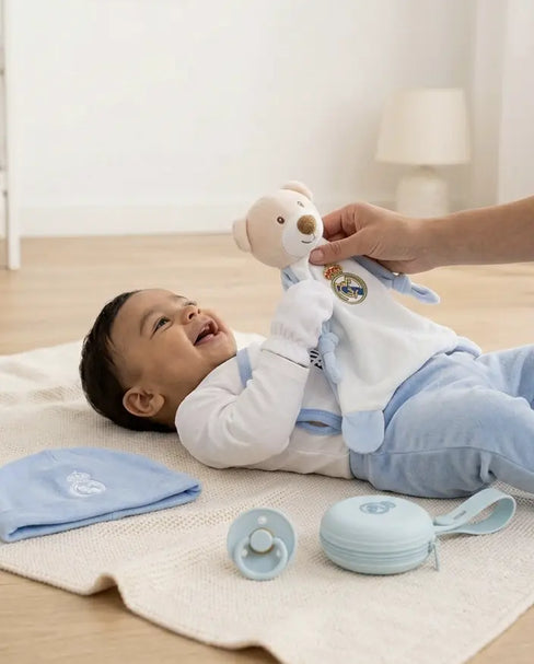 Real Madrid Newborn Premium Welcome Bundle mit Baby-Erstausstattung, Schmusetuch, Silikon-Schnuller und Schnullerhalter in Blau – exklusives Geschenkset zur Geburt für kleine Madridistas