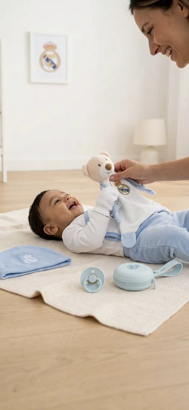 Real Madrid Newborn Premium Welcome Bundle mit Baby-Erstausstattung, Schmusetuch, Silikon-Schnuller und Schnullerhalter in Blau – exklusives Geschenkset zur Geburt für kleine Madridistas