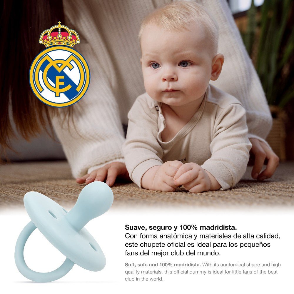 Real Madrid Schnuller aus Silikon blau mit Baby im Hintergrund