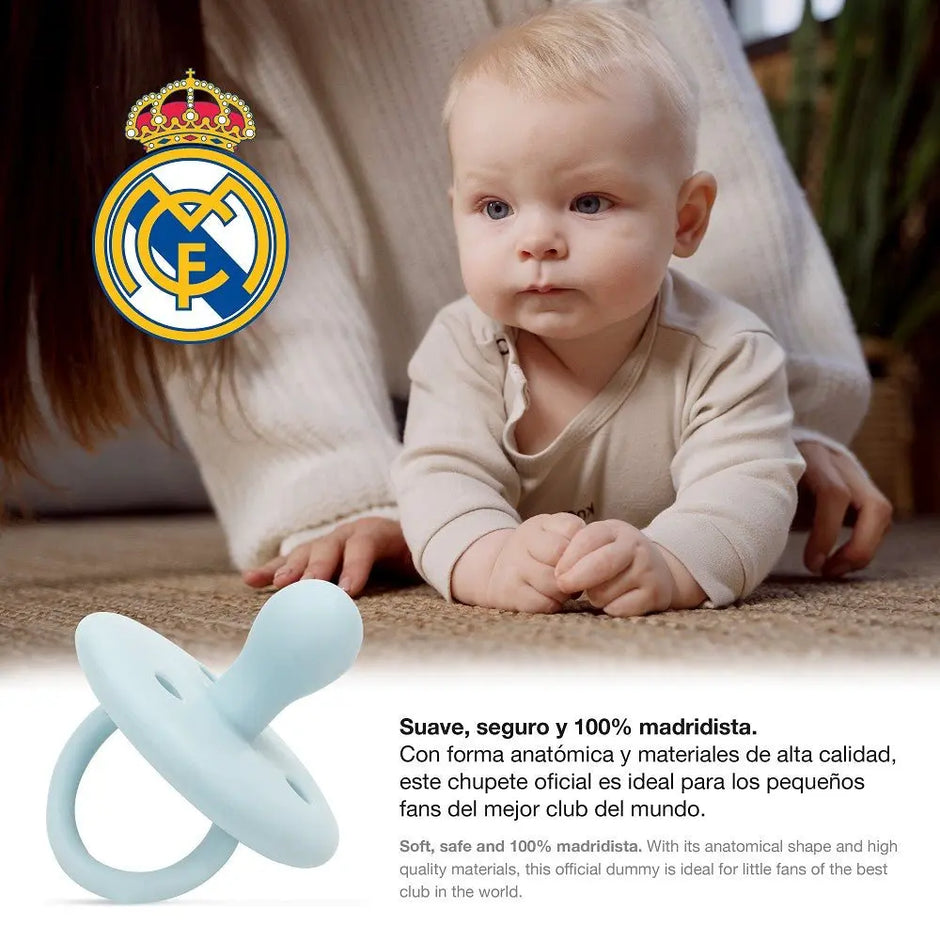 Baby mit Schnuller Real Madrid blau Silikon im Einsatz kiefergerecht BPA frei weich für Neugeborene