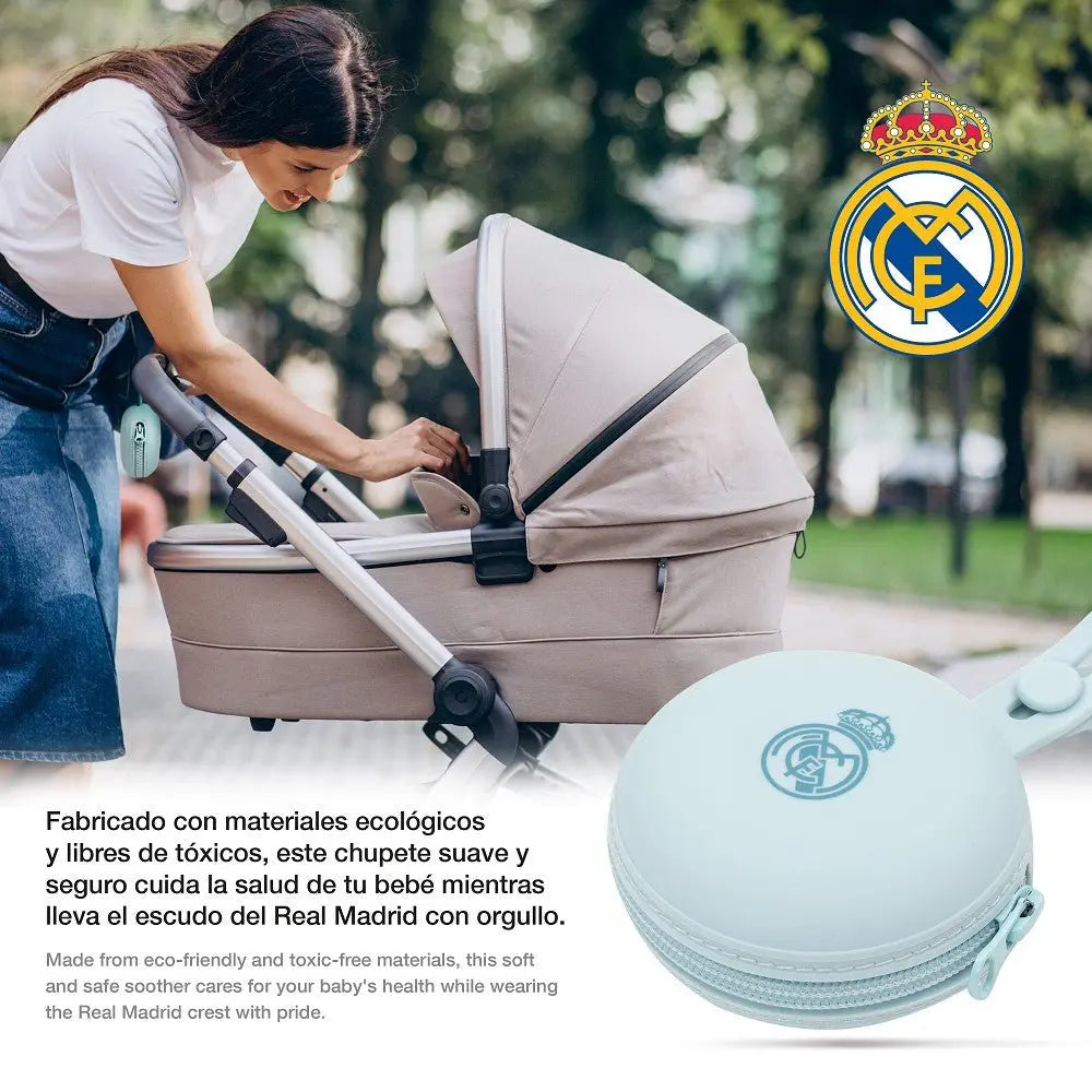 Schnullerhalter Real Madrid blau Silikon im Kinderwagen im Einsatz hygienische Aufbewahrung BPA frei für unterwegs