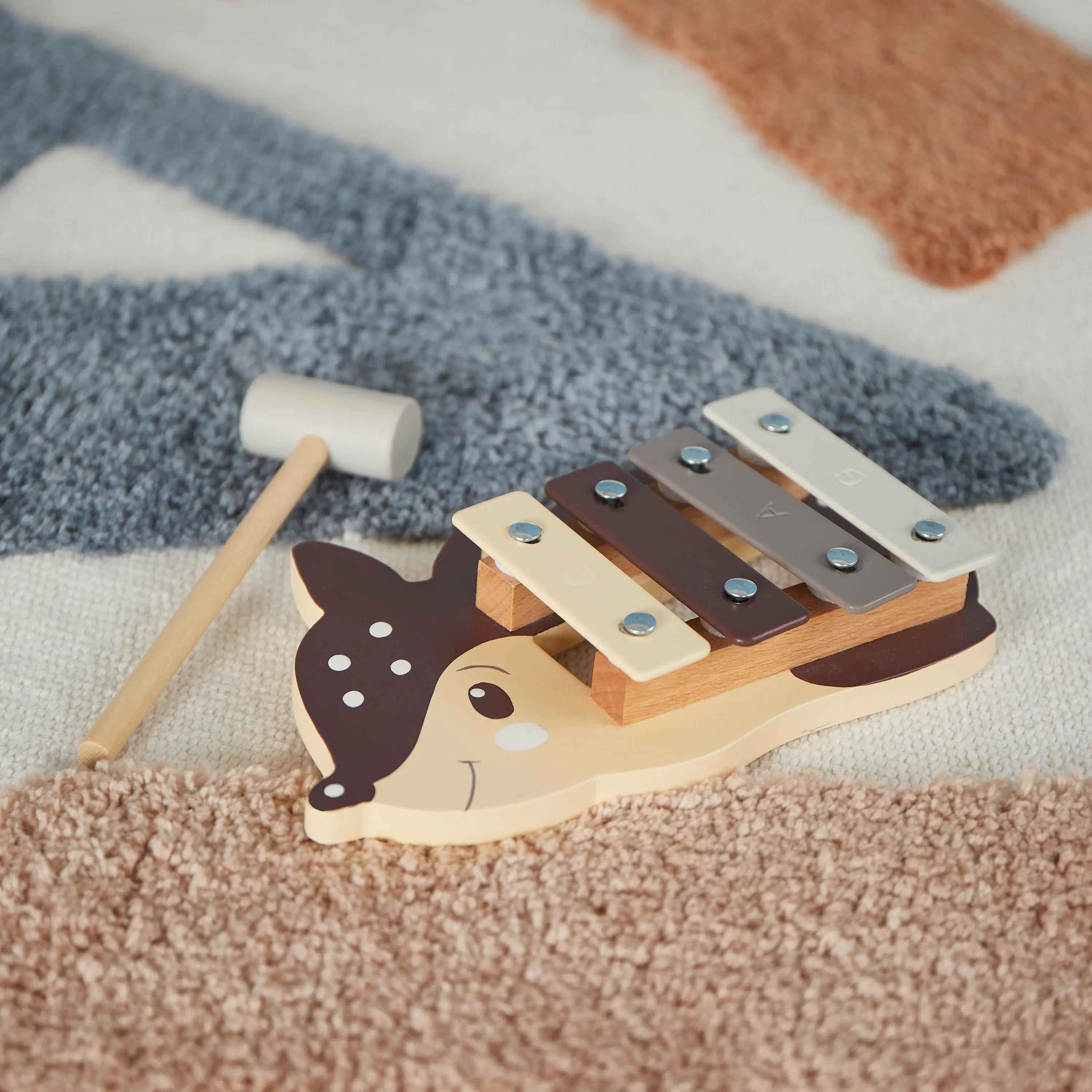 Bieco Holz Xylophon Reh mit Schlägel im Kinderzimmer – Montessori Musikspielzeug aus Holz für Babys und Kinder ab 18 Monaten zur Förderung von Motorik, Rhythmusgefühl und musikalischer Entwicklung