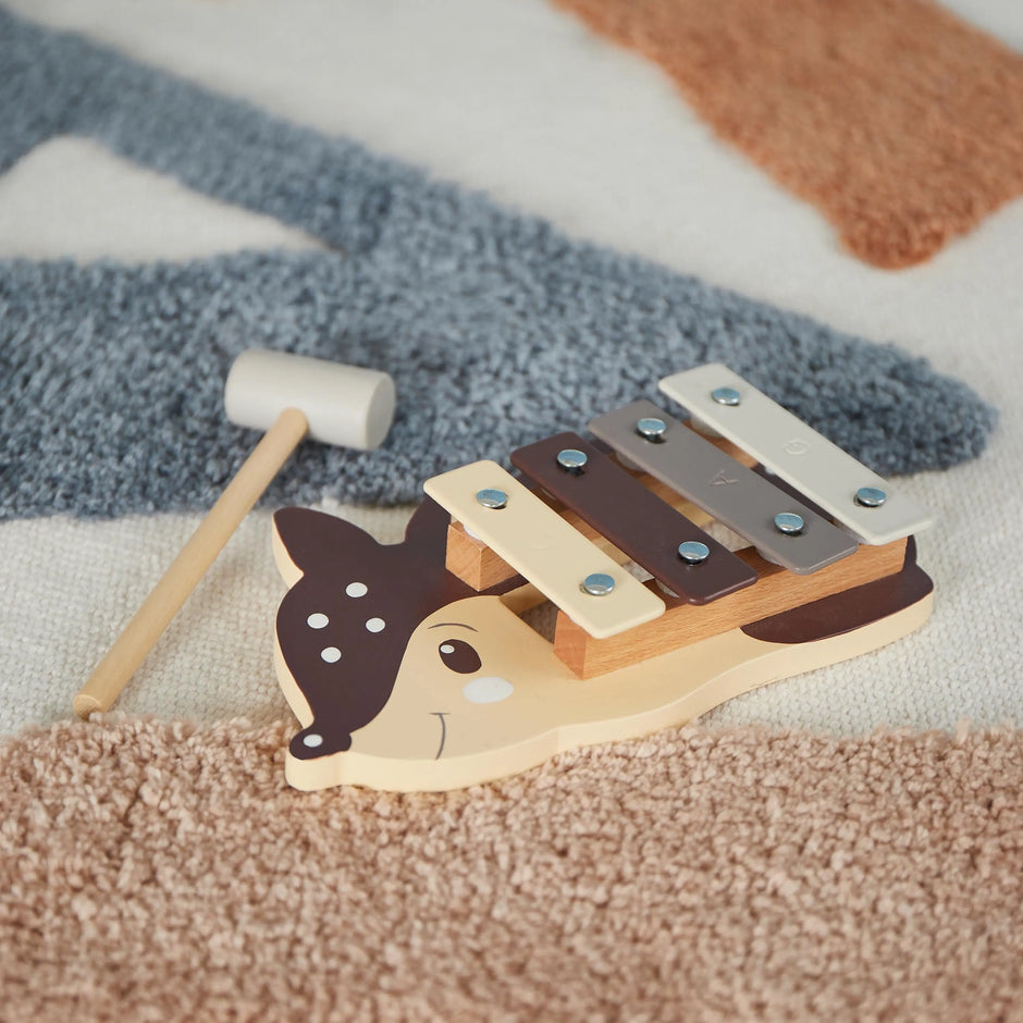 Bieco Holz Xylophon Reh mit Schlägel im Kinderzimmer – Montessori Musikspielzeug aus Holz für Babys und Kinder ab 18 Monaten zur Förderung von Motorik, Rhythmusgefühl und musikalischer Entwicklung