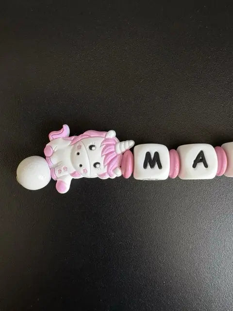 Personalisierter Schlüsselanhänger mit Namen – Einhorn-Motiv in Rosa und Weiß