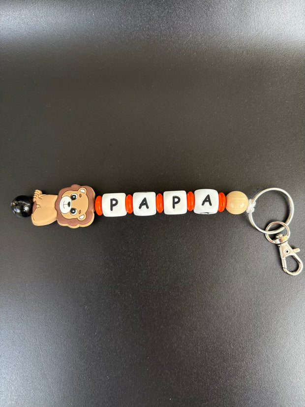 Personalisierter Schlüsselanhänger Löwe mit Namen von BabyLions® in Braun, Orange und Natur
